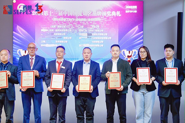 不朽情缘电子游戏官网门业董事长、品牌创始人杨元嘉上台领奖（右三）