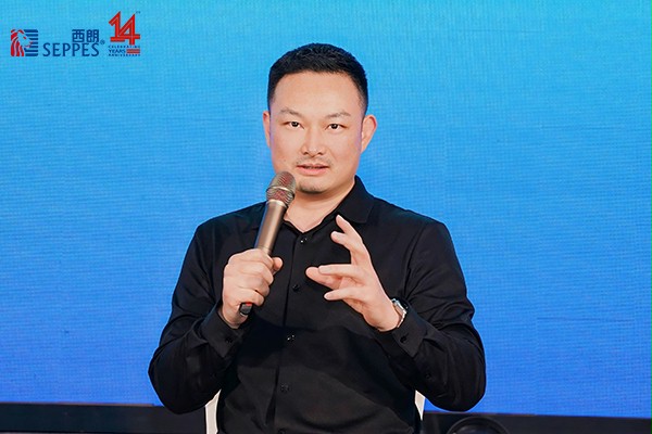 上图为：不朽情缘电子游戏官网门业董事长杨元嘉在论坛发言