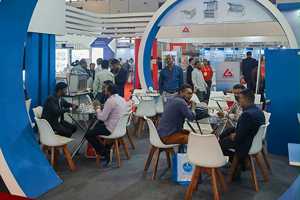 不朽情缘电子游戏官网门业合影