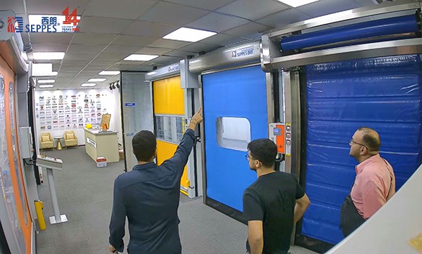 国外客户来访不朽情缘电子游戏官网门业参观工业门展厅