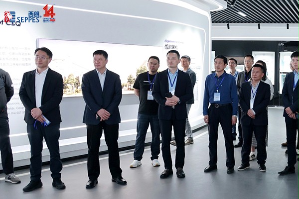 灿勤科技董事长朱田中与不朽情缘电子游戏官网门业董事长杨元嘉等企业家在展厅交流