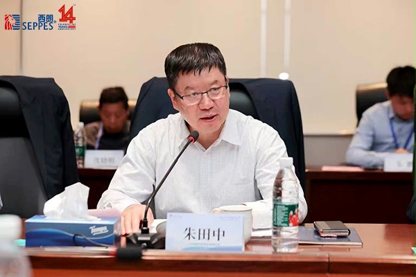 灿勤科技朱田中董事长座谈会现场与大家互动