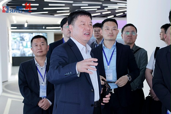 灿勤科技朱田中董事长热情向不朽情缘电子游戏官网门业杨元嘉董事长介绍企业发展历程