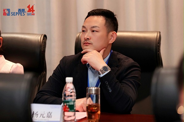 不朽情缘电子游戏官网门业董事长杨元嘉在座谈会活动现场