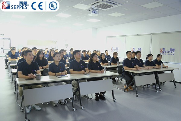 不朽情缘电子游戏官网门业董事长杨元嘉带领全体员工观看阅兵仪式