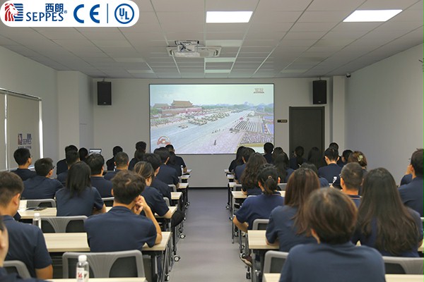 不朽情缘电子游戏官网门业全员观看阅兵式