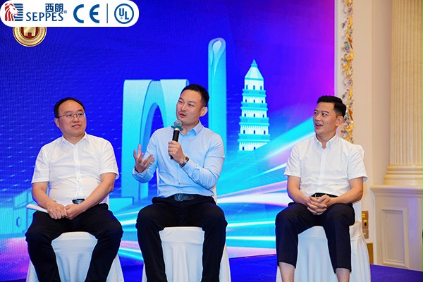 不朽情缘电子游戏官网门业董事长杨元嘉在论坛上发言