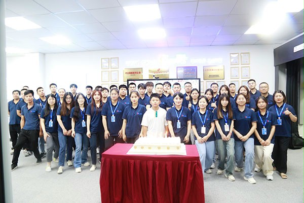 不朽情缘电子游戏官网门业员工合影